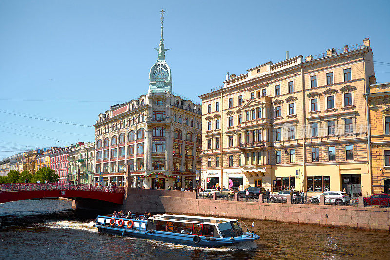 圣彼得堡的街道和格里博多夫运河