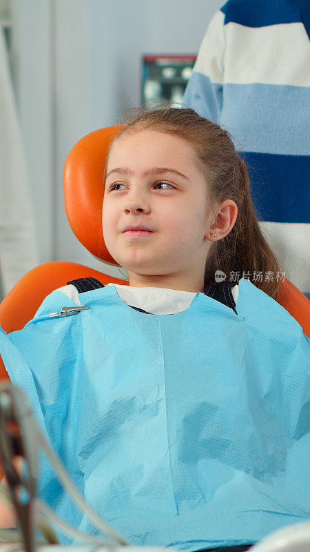 牙痛患儿戴着牙套与牙医交谈的特写