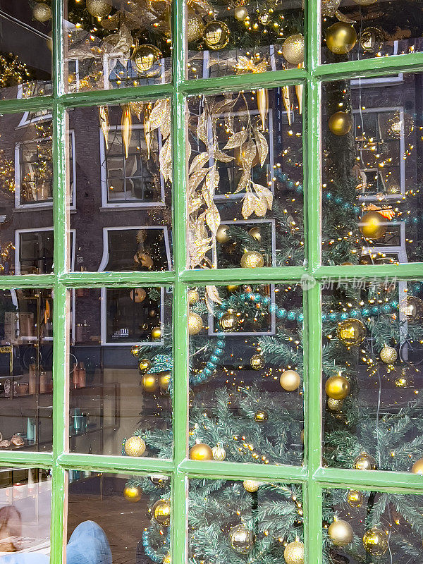 圣诞树反光绿色方形窗棂