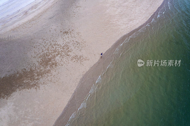 海水和海滩的垂直鸟瞰图