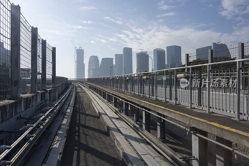 高速列车在现代城市轨道上行驶的风景照片