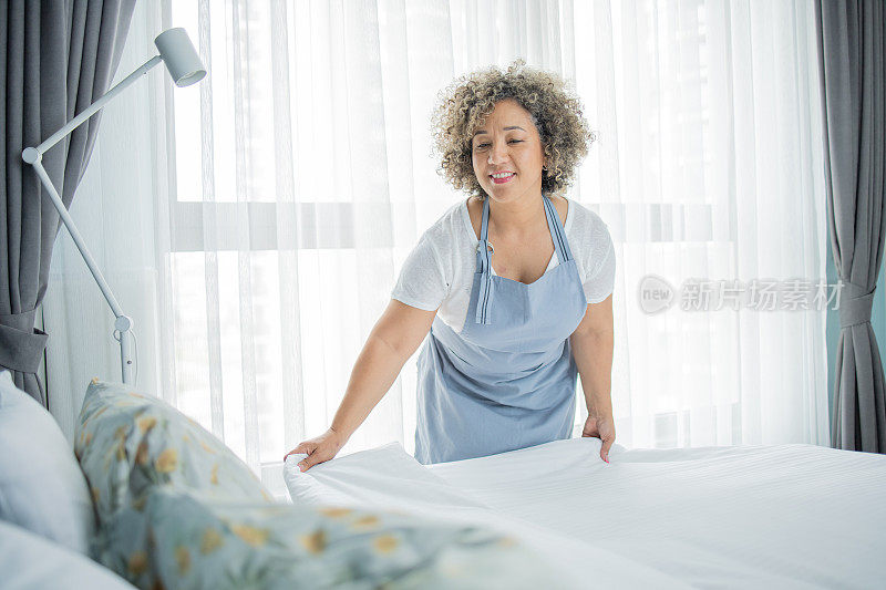 女管家正在旅馆里铺床