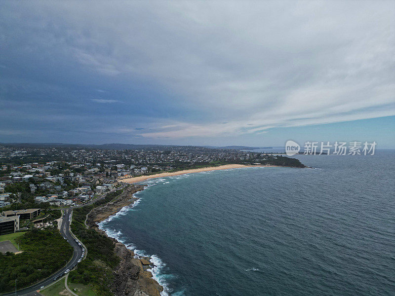 鸟瞰图多云的天空在卷曲卷曲海滩，卷曲卷曲，新南威尔士州，澳大利亚