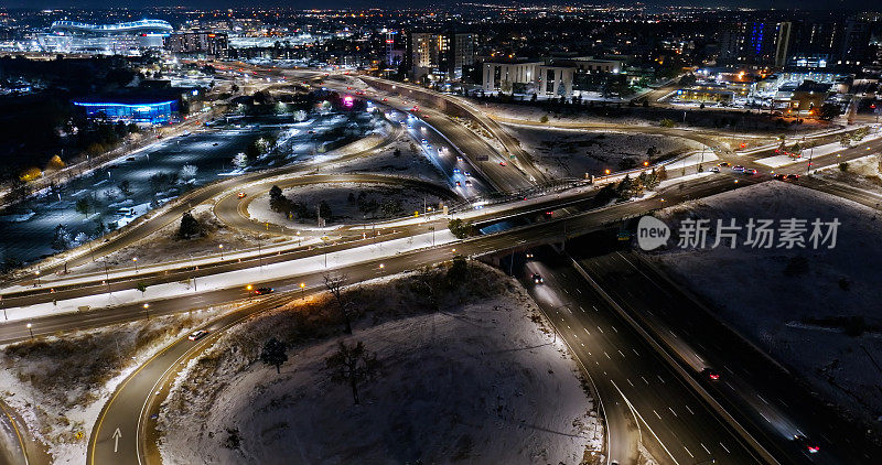 高角度航拍的斯佩尔大道和I-25在丹佛在秋天的雪夜