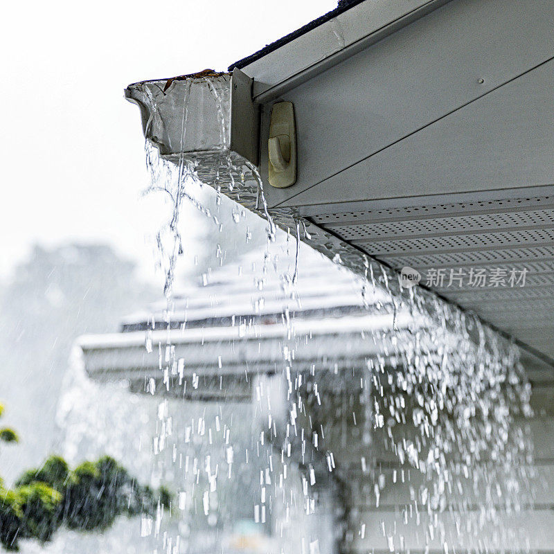 仲夏暴雨暴雨雨水溢满屋顶排水沟