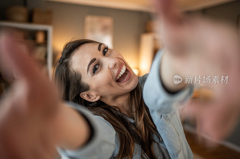 漂亮的年轻女子，社交媒体上的网红正在录制视频