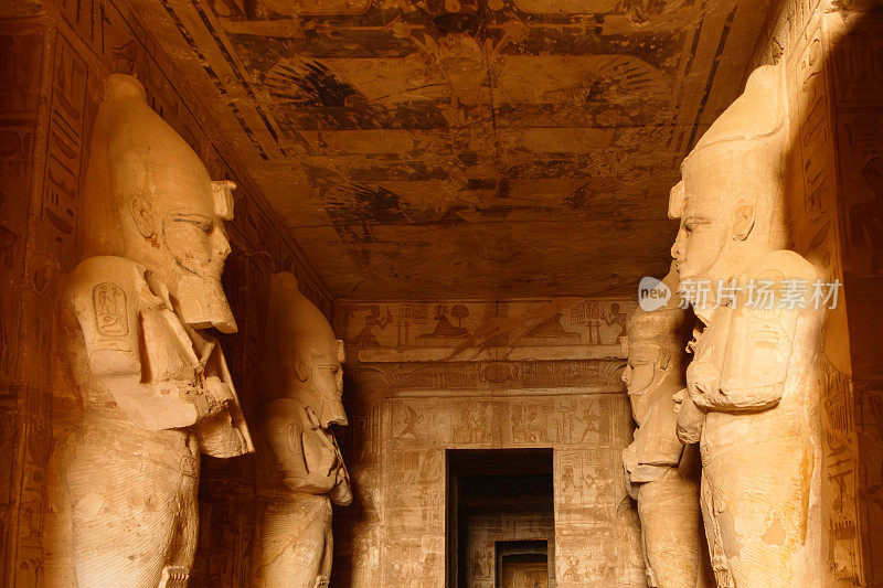 埃及卢克索阿布辛贝神庙内的雕像，没有人，四座雕像
