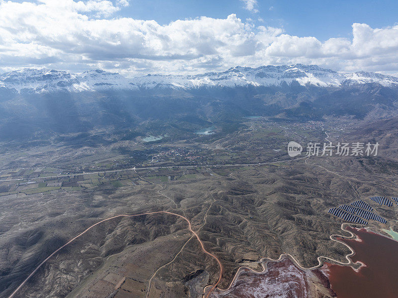 五颜六色的水坝和太阳能发电厂