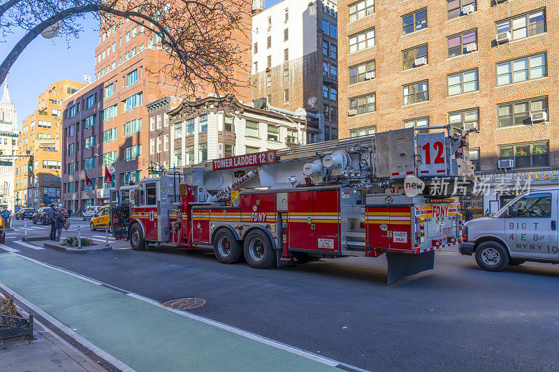 格林尼治村克里斯托弗街的纽约塔云梯消防车