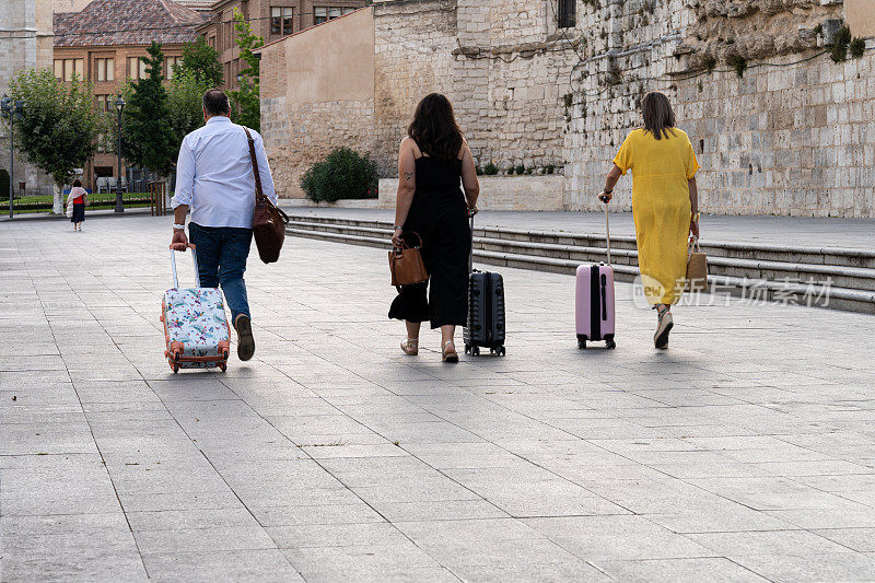 一群商务伙伴出差