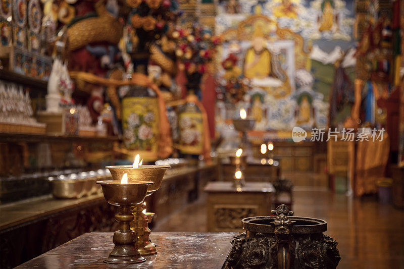 藏传佛教寺庙里的蜡烛