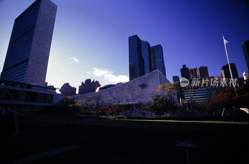 上世纪90年代纽约联合国广场一号大楼的低角度照片