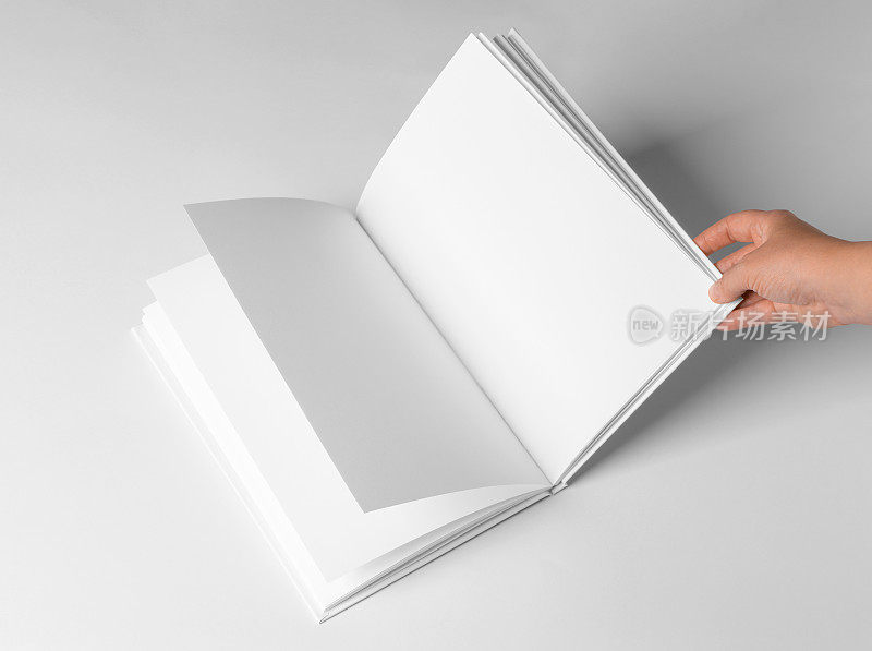 白色背景上的空书模板，手打开书与空白页。设计模型
