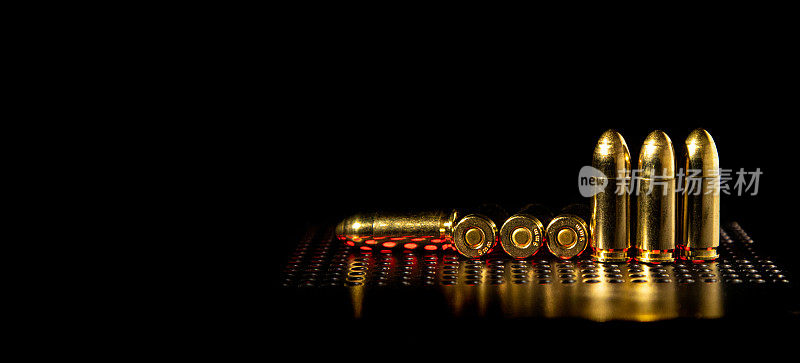 手枪子弹9毫米在光滑光滑的表面与反射。手枪弹药和PCC卡宾枪在黑暗的背景。