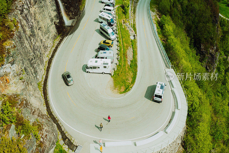 空中俯瞰的发夹路与露营车