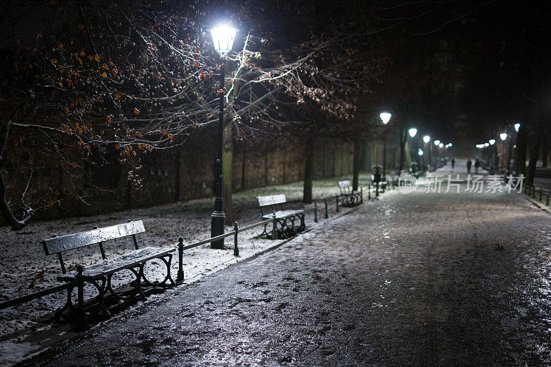 长凳，雪，冬天，克拉科夫中心的公园