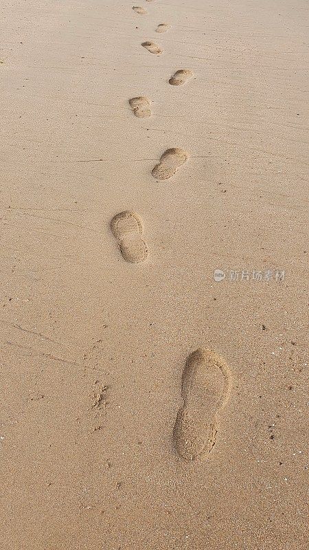 脚印在沙滩上