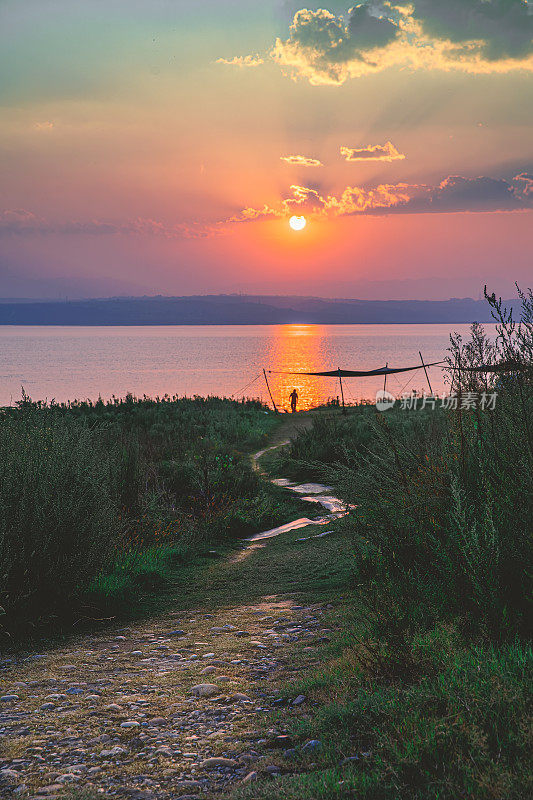 《夕阳下的湖》