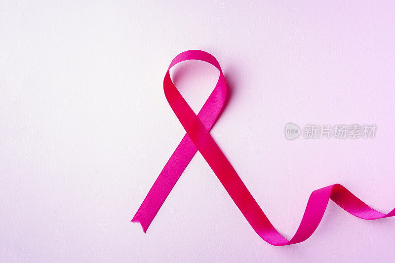 红丝带作为艾滋病病毒的象征，艾滋病病毒以亮粉白为背景。12月认识艾滋病毒，月扶助艾滋病，支持宽容疾病