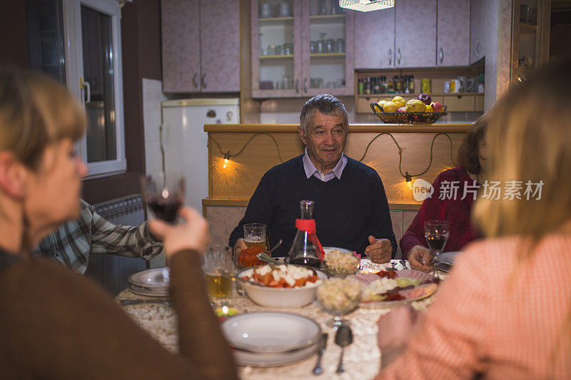 几代同堂的家庭在家里吃饭和庆祝节日