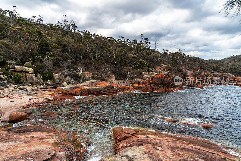 澳大利亚塔斯马尼亚岛弗雷西内半岛弗雷西内国家公园里的葡萄酒杯湾和沉睡的湾的风景