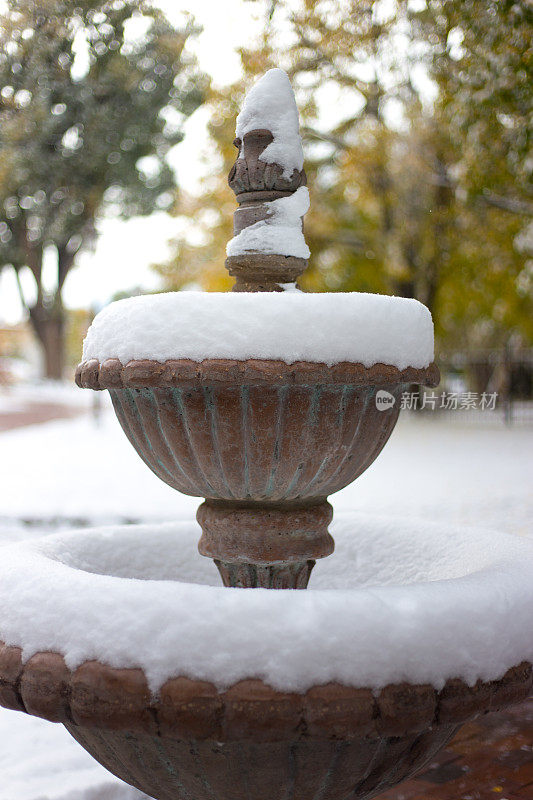 圣塔菲，墨西哥:暴风雪中的墨西哥石喷泉