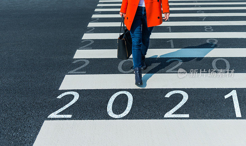 女工人过马路，有2020年到2028年的数量