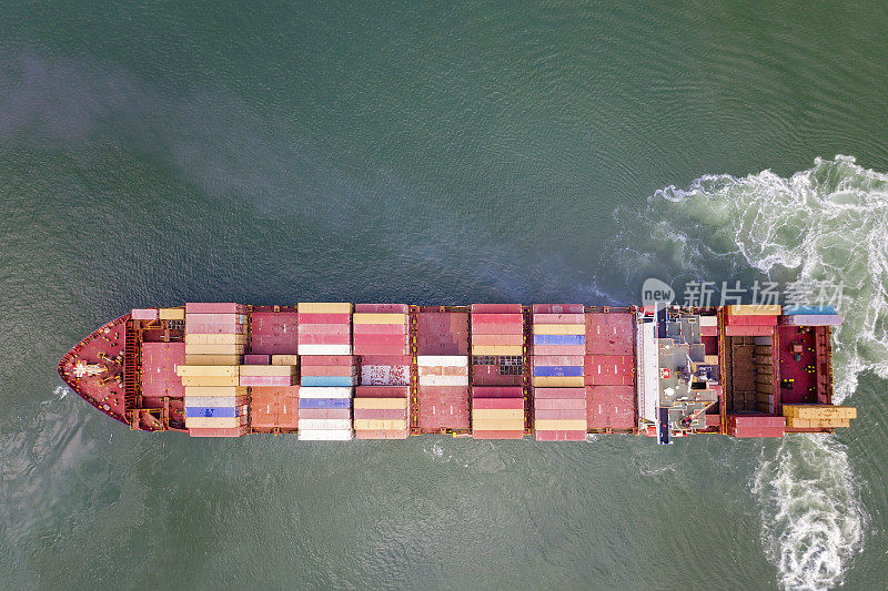运输中的集装箱货船鸟瞰图。