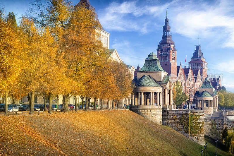 纪念性的哈肯平台在一个阳光明媚的秋天，Szczecin，波兰