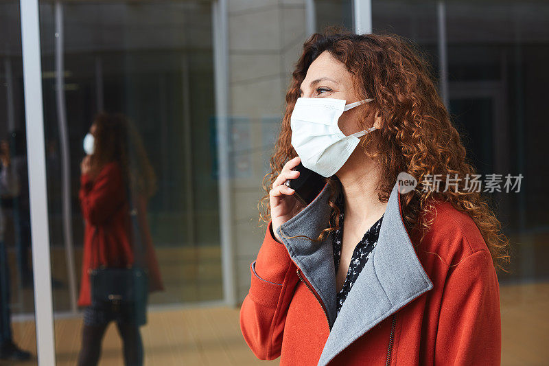 女商人在电话里开会