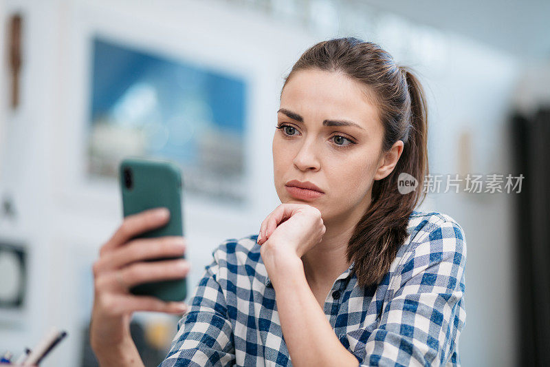 一个悲伤的年轻白种女人读坏消息的特写