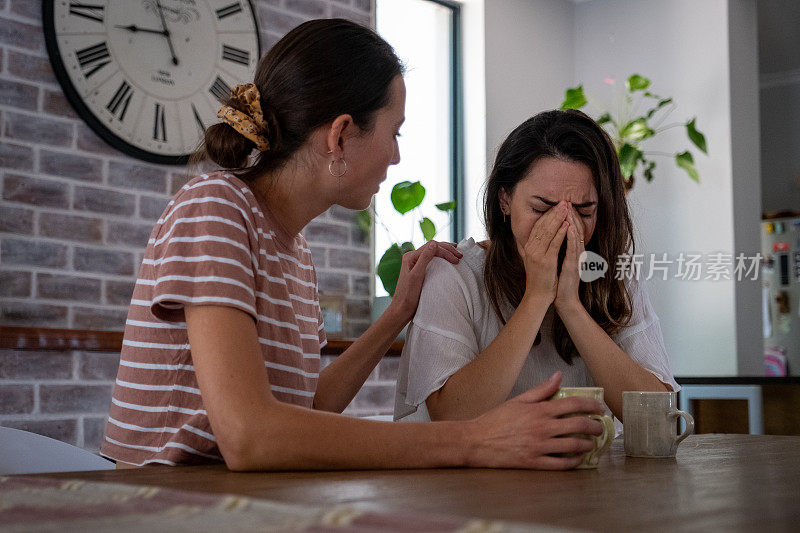 情绪化的女人被她最好的朋友安慰