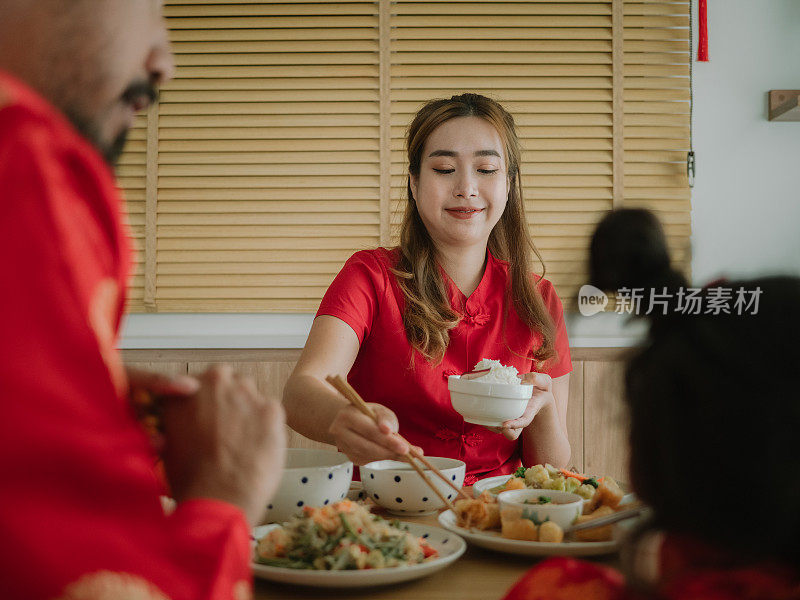 一家人在中国新年那天吃饭。