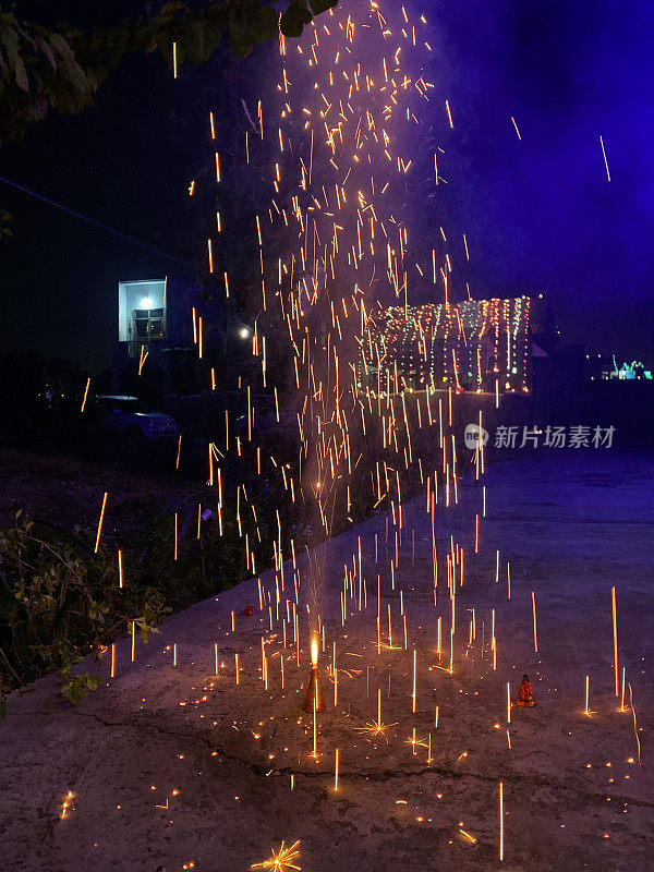 印度传统的灯节，排灯节，在用五彩仙女灯装饰的房子前燃放烟花