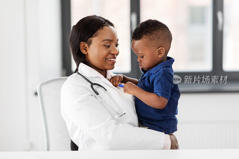 诊所有婴儿病人的医生或儿科医生
