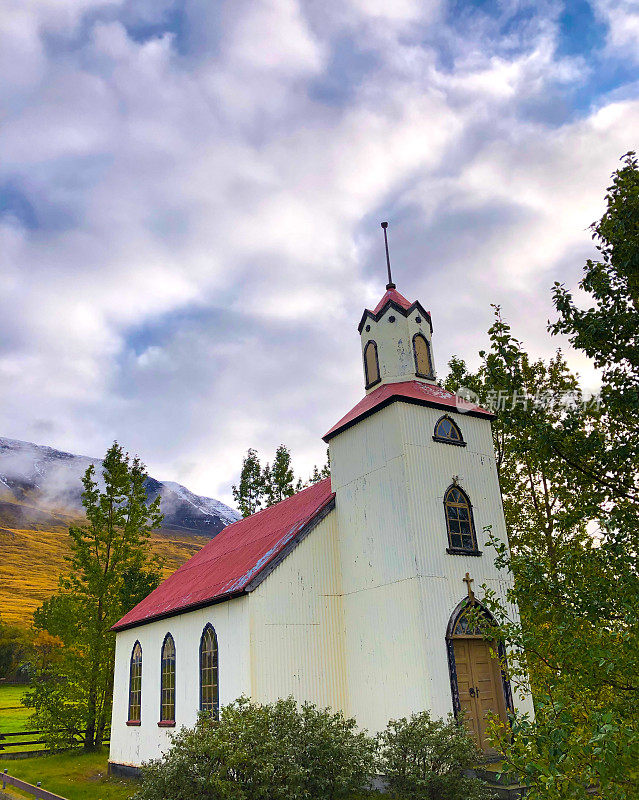 Svinavatn，冰岛:传统的红白教堂