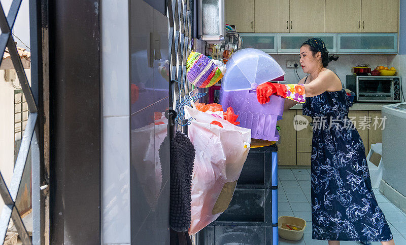 漂亮的中国女人在打扫房子