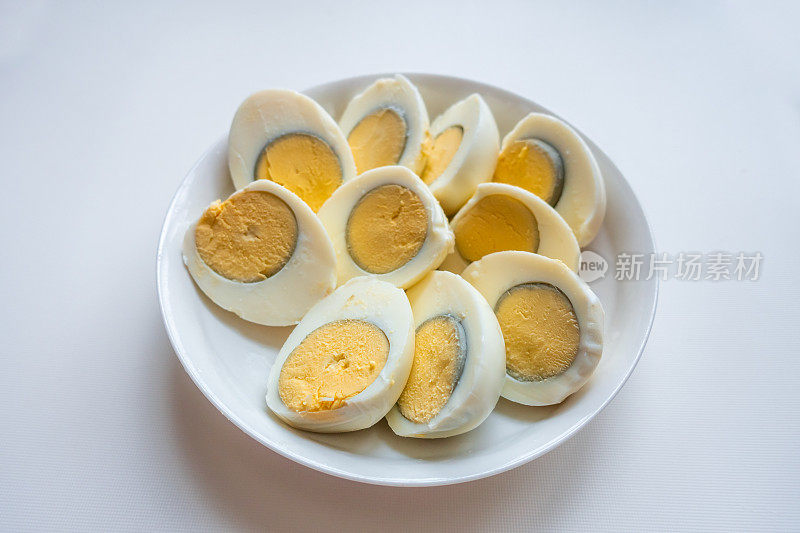 把煮熟的鸡蛋切在盘子里