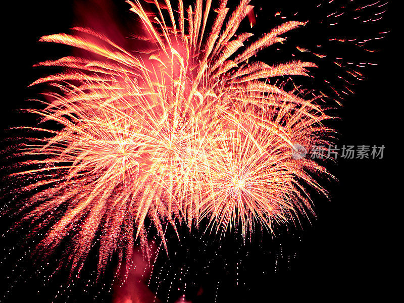 红黄烟花特写，黑色夜空背景