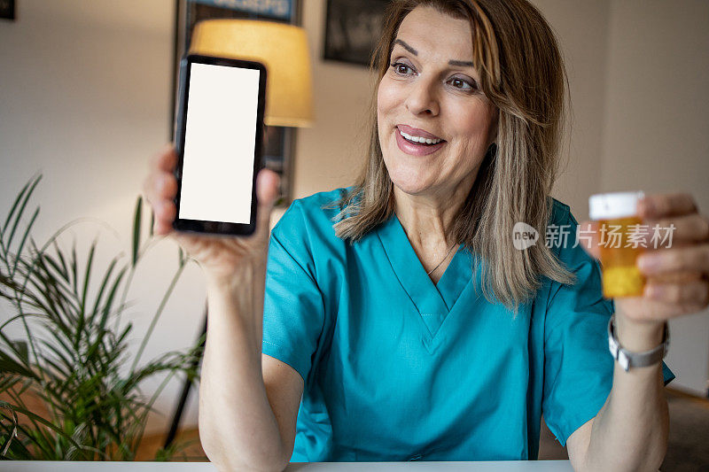 医生的肖像，拿着一个药瓶和一个智能手机。色度键