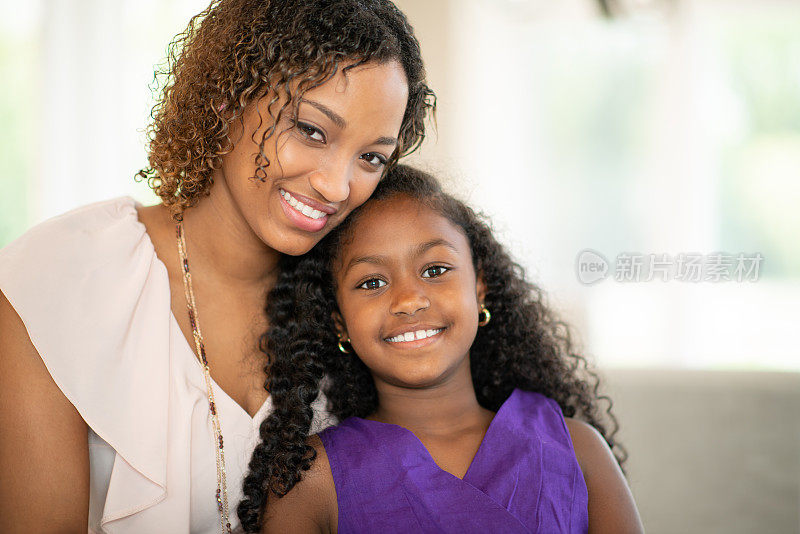 美丽的非洲母亲和年轻的女儿
