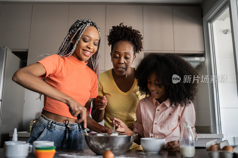 母亲和女儿一起在家做饭