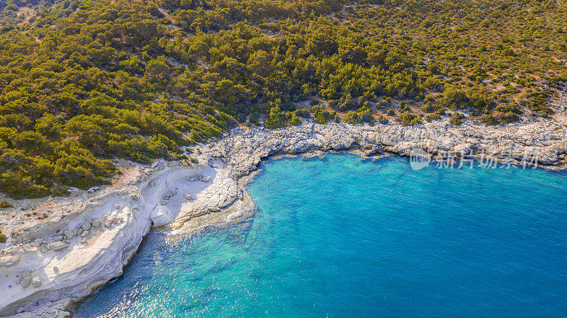 Narlikuyu海岸线和岛屿部分与蓝色地中海无人机从Mersin，土耳其