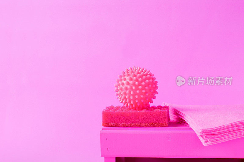 粉红色洗衣球用于洗衣机，清洁海绵和抹布
