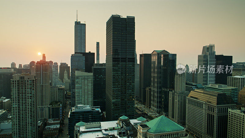 无人机拍摄的日出在芝加哥市中心的商品市场