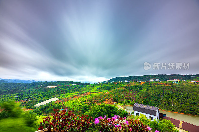 清晨的风景在山谷郊区与风暴云拉紧荒凉的天空