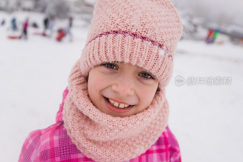 孩子们在雪中玩耍，微笑着