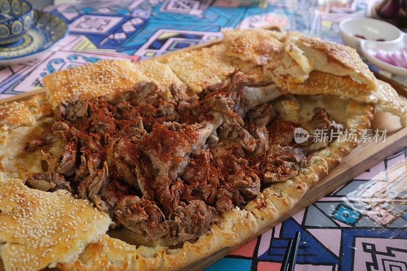 馕饼里的羊腿。新疆传统美食