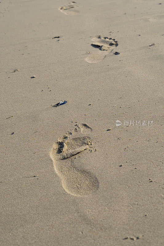 沙滩上的细沙上留下脚印