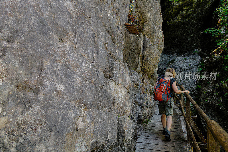 斯洛文尼亚朱利安阿尔卑斯山脉波克列卡峡谷的一位女性徒步旅行者